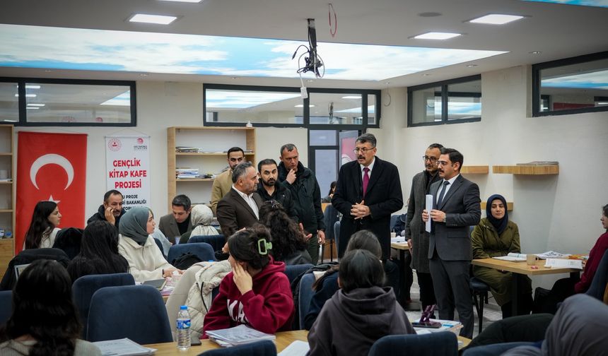 Hakkari Valisi Çelik'ten öğrencilere moral ziyareti