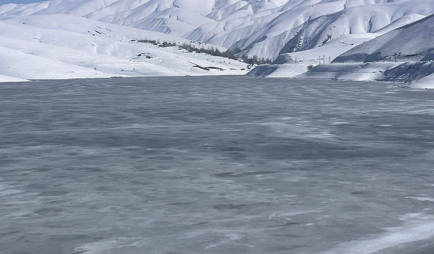 Yüksekova'daki Dilimli Baraj Gölü’nün yüzeyi buz tuttu