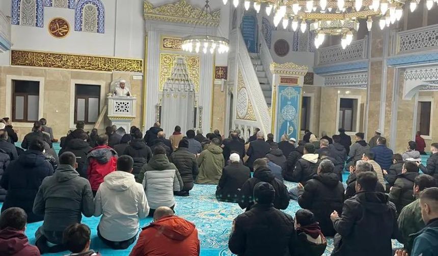 Hakkari’de Ramazan Ayı ilk teravih namazıyla başladı