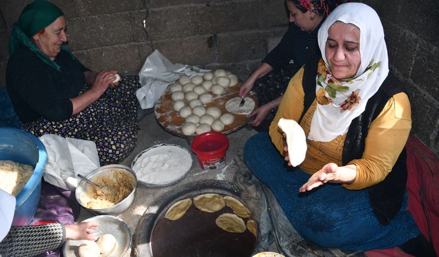 Hakkari’de ilk sahur öncesi çörekler pişirildi