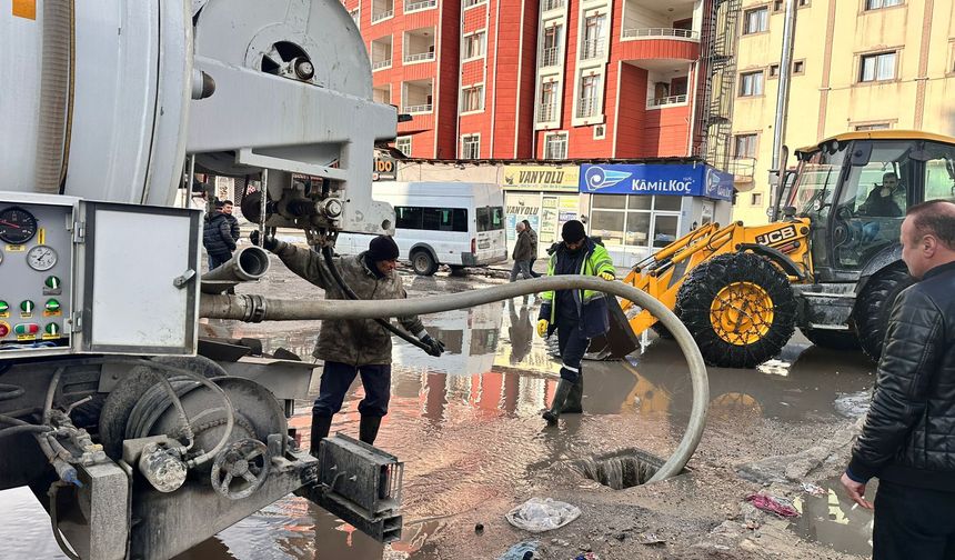 Yüksekova’da su birikintilerine müdahale