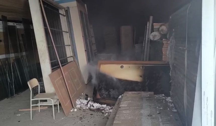 Hakkari’de iş yeri yangını paniğe neden oldu