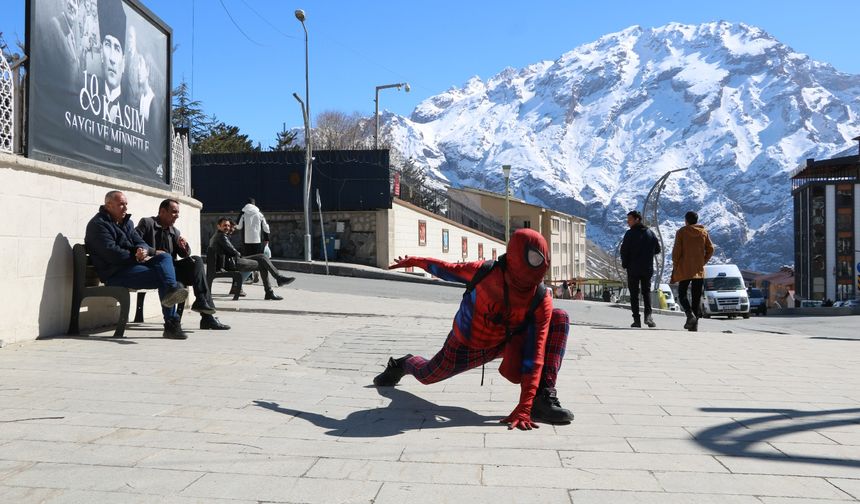 Türkiye'yi gezen "Örümcek adam" Hakkari'de