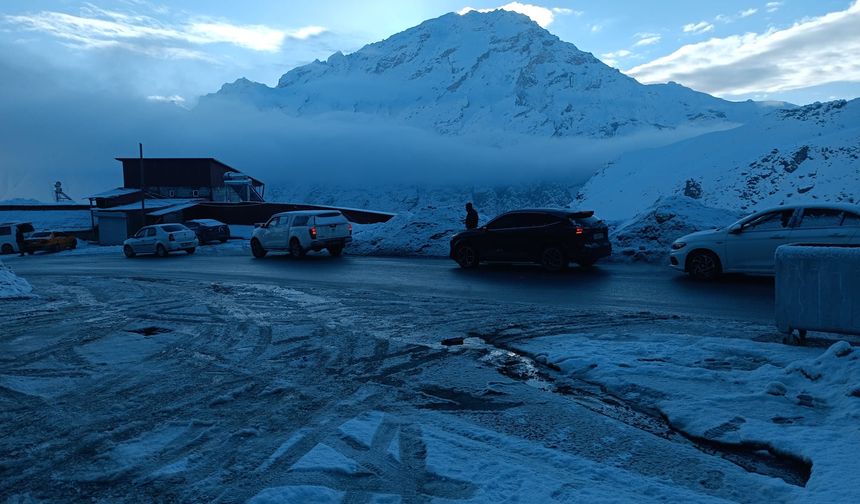 Hakkari’de dondurucu soğuk: yollar buz pistine döndü