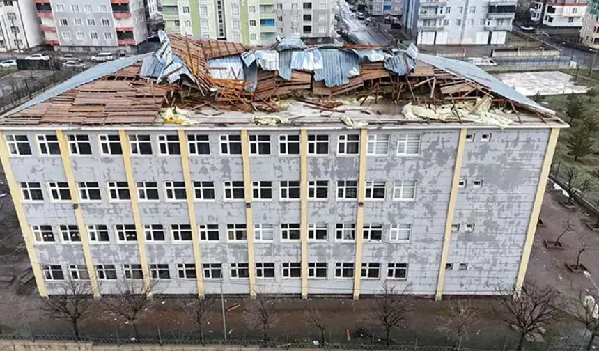 Muş'ta fırtına okulun çatısını uçurdu