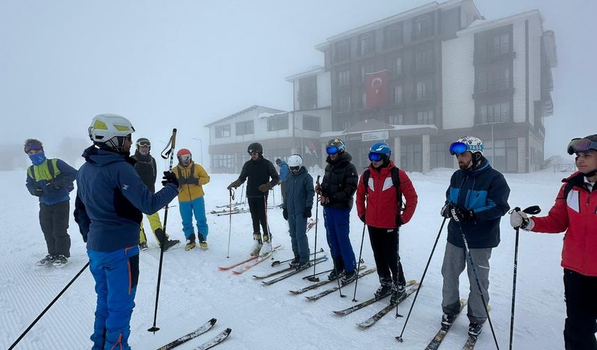 Hakkari’de dağ kayağı yapan sporcular Rize yolcusu