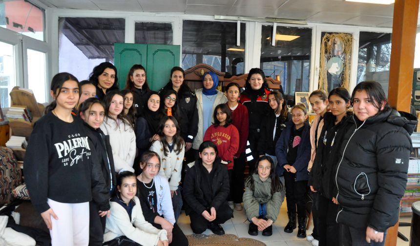 Çukurca'da çocuklar polislerle bir araya geldi