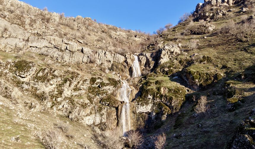 Hakkari'de şelaleler yağışların etkisiyle akmaya başladı