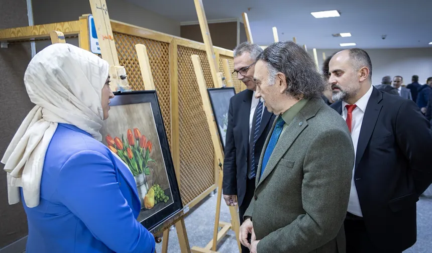 Üniversitede sergi sonrası Akademik toplantı