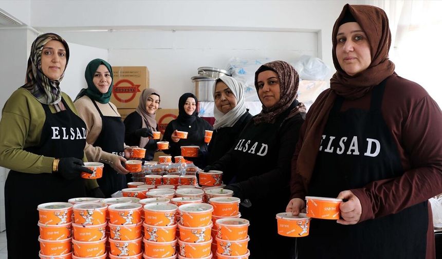Elazığ'da kadınlar iftar sofrasında dayanışma için ocak başına geçti