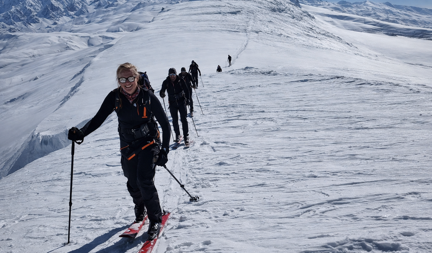 Avrupalı 15 dağcı dağ kayağı için Hakkari’de