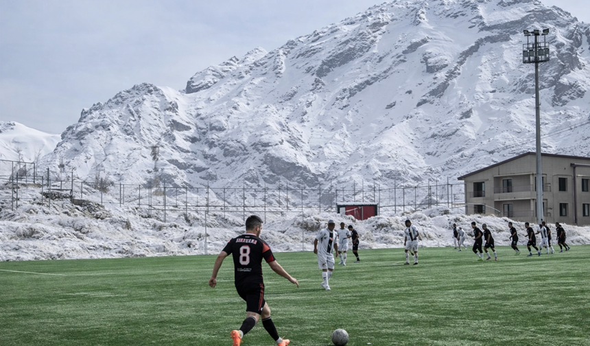 Hakkarili genç futbolcunun golü sosyal medyayı salladı