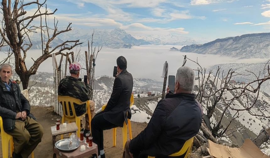 Hakkari Derecik'te sis etkili oldu