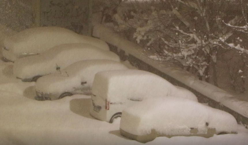 Kar yağışı etkili oldu; araçlar kara gömüldü