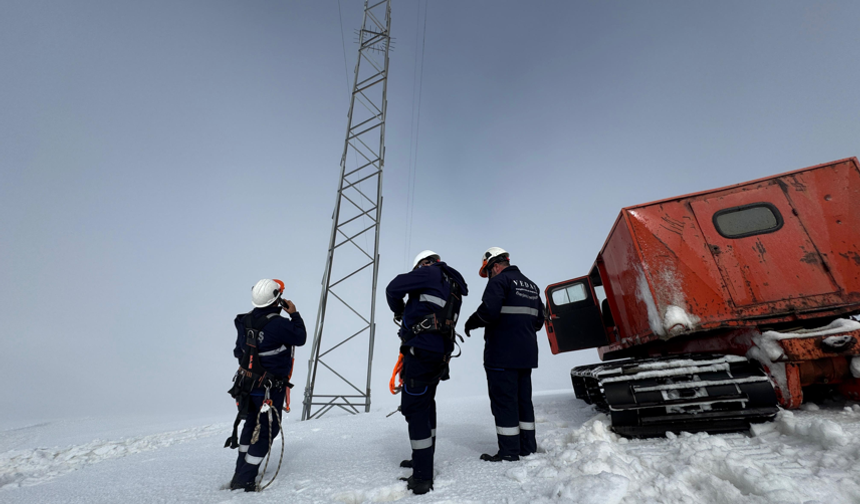 VEDAŞ ekipleri karlı dağda arızayı giderdi