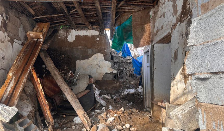 Hakkari'de yamaçtan kopan kaya parçası eve isabet etti