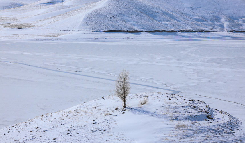 Van'da yüzeyi buz tutan Zernek Barajı dron ile görüntülendi