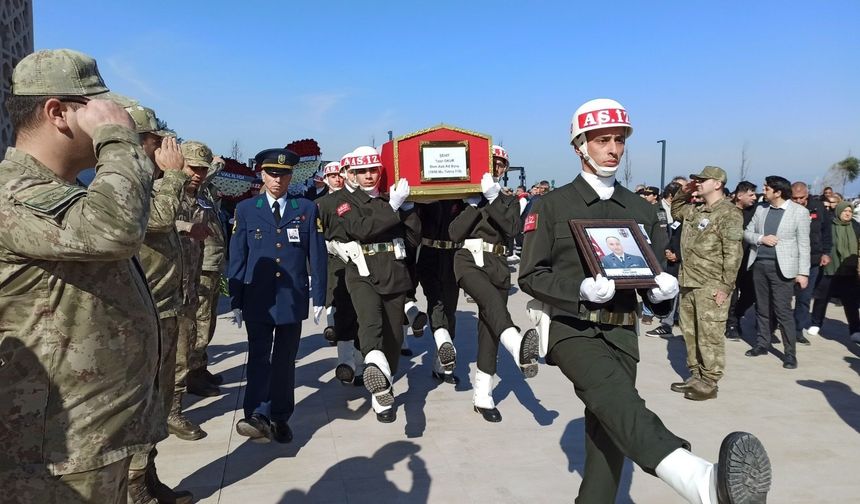 Hakkari'de şehit olan asker toprağa verildi