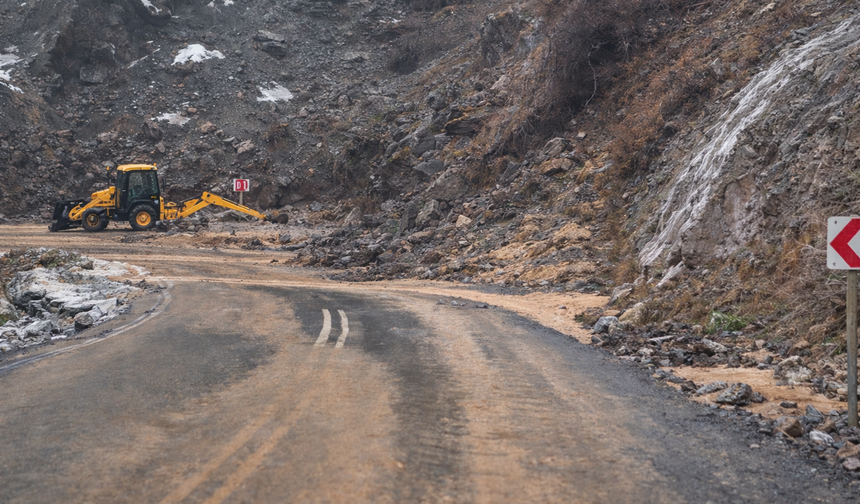 Şemdinli - Derecik yoluna heyelan indi