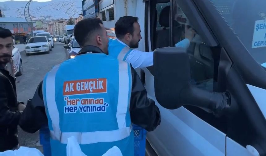 AK Parti Hakkari Gençlik Kollarından İftar ikramı