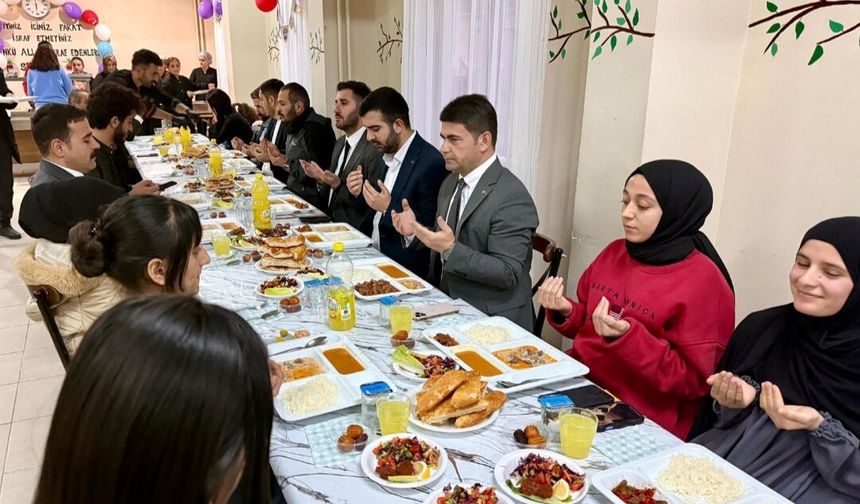 Hakkari’de TÜGVA öğrencilerle iftarda buluştu