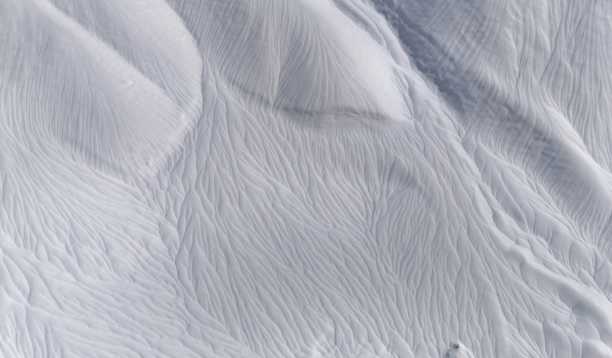 Rüzgar esti, Hakkari’de kar sanata dönüştü