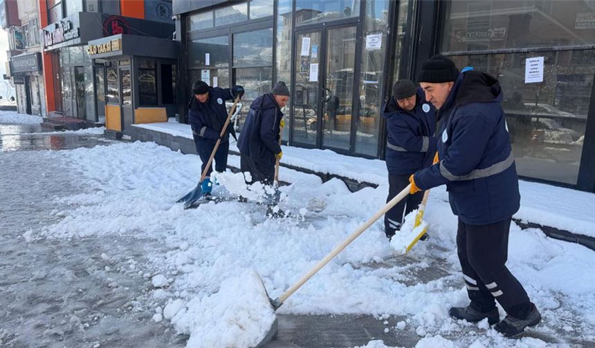 Belediye ekibinden karla mücadele çalışması