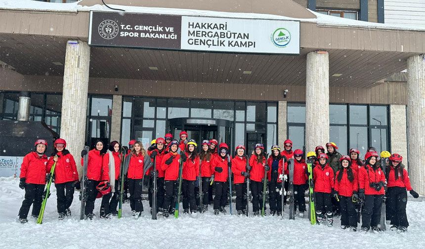 Batmanlı genç kızlar kayak için Hakkari'de