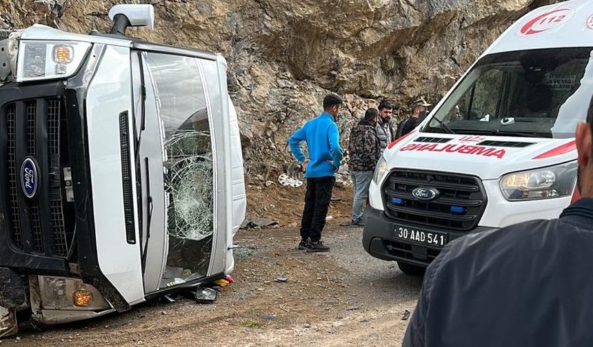 Hakkari’de Midibüs devrildi: 4 yaralı