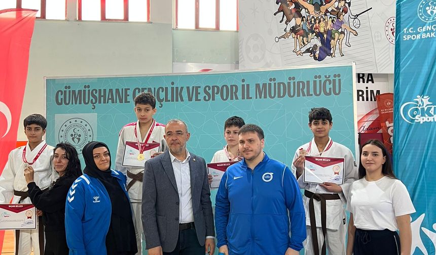 Hakkarili Ozan Kanat’tan grup üçüncülüğü