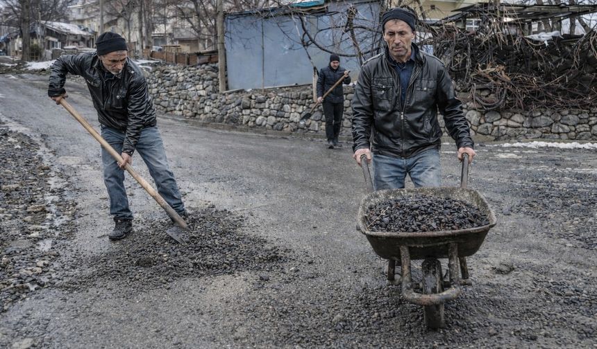 Hakkari'de köstebek yuvasına dönen yola vatandaş el attı
