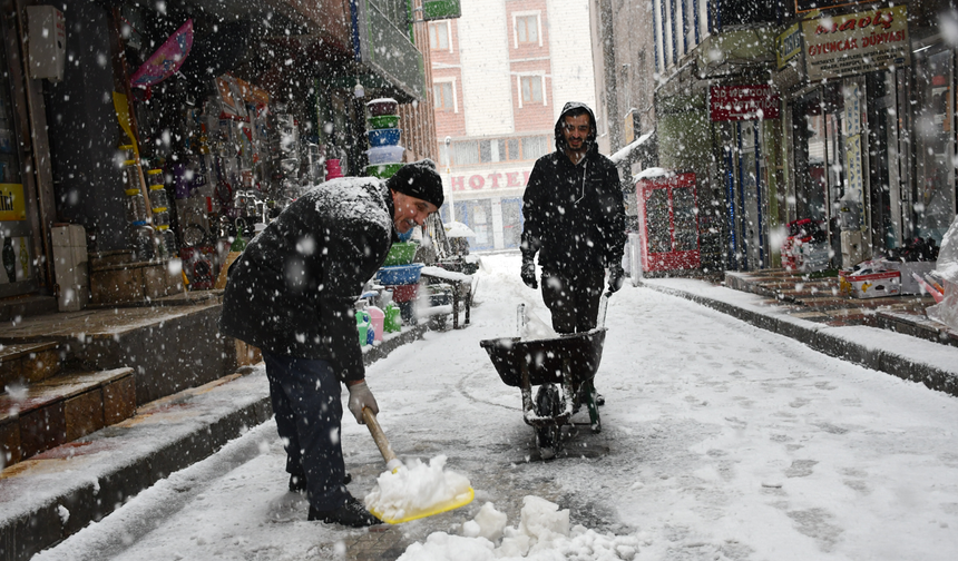 Hakkari'de kar: Esnaf el arabası ile kar taşıdı
