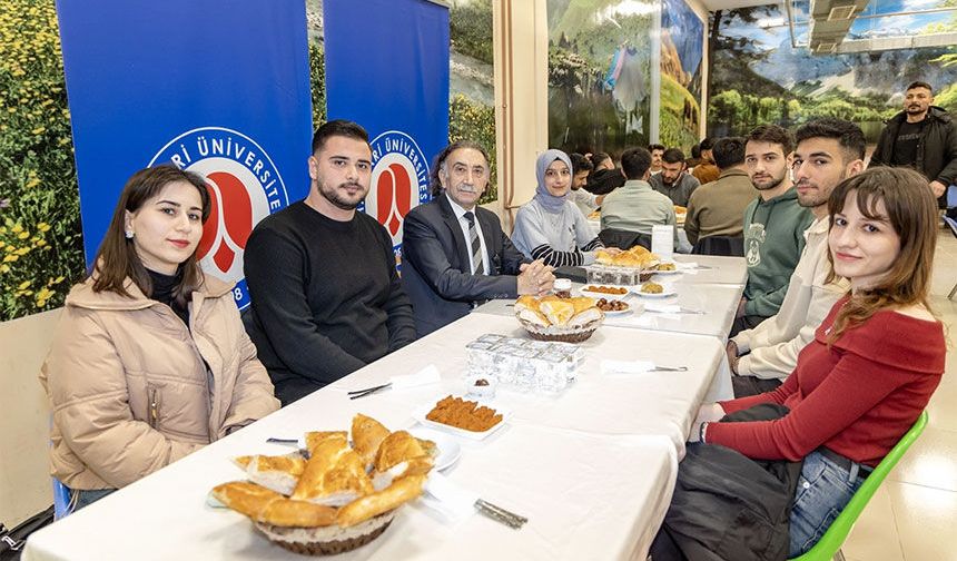 Rektör Gençcelep iftarda öğrencilerle buluştu