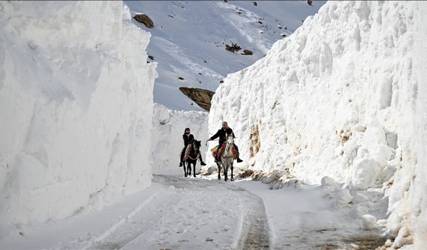 Kar koridoru"ndan geçerek ilçeye ulaşıyorlar