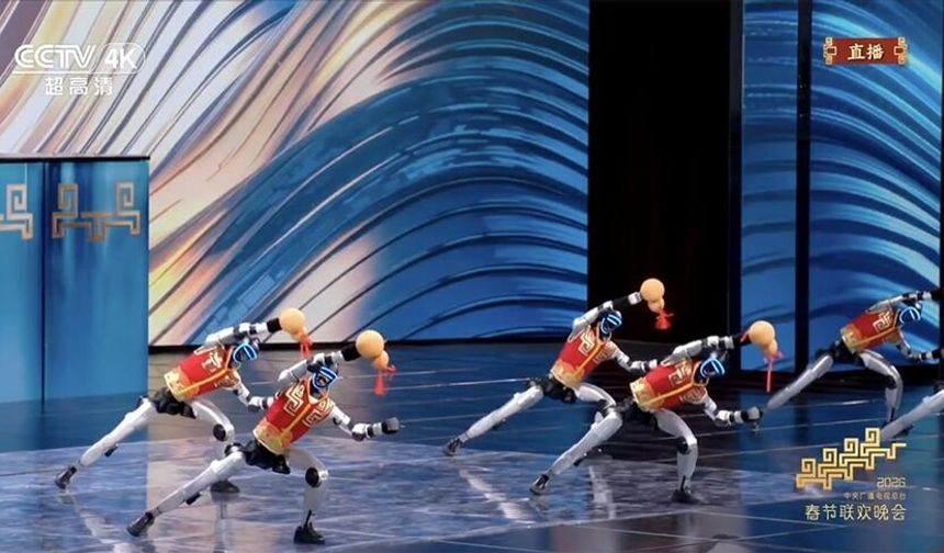 İnsansı robotlardan Bahar Bayramı’nda kungfu gösterisi