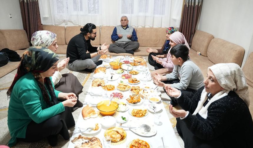 Türkiye'nin ilk iftarı Hakkari'de  açıldı