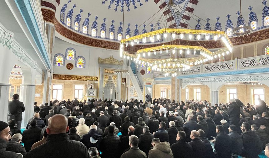 Hakkari’de deprem şehitleri dualarla anıldı