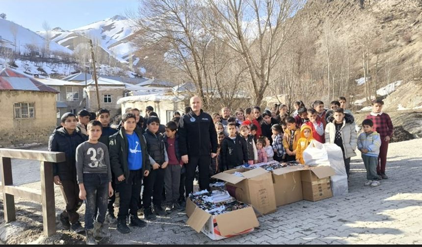 Hakkari’de 100 özel gereksinimli öğrenciye kışlık bot desteği