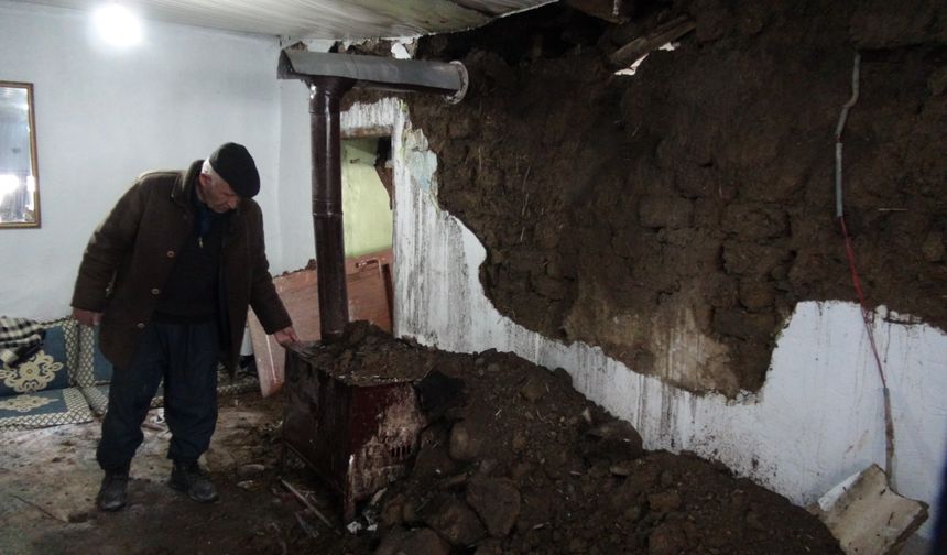 Yüksekova’da yağış nedeniyle evi yıkılan aileye destek