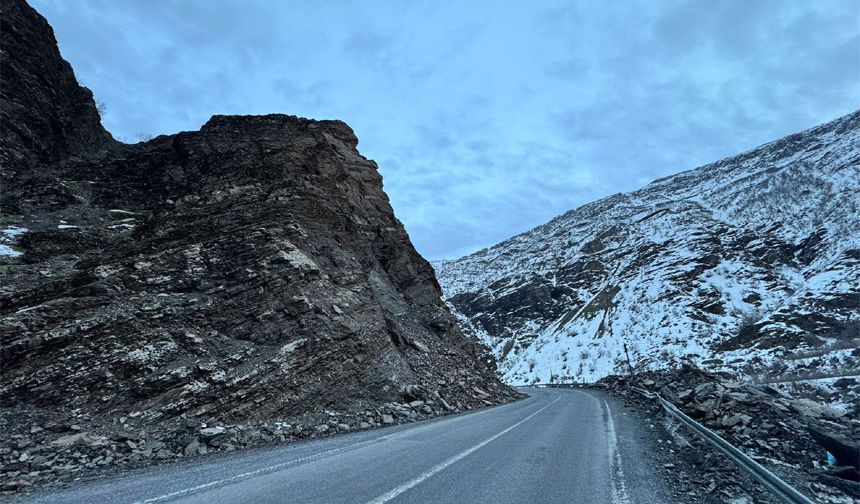 Parlak, Hakkari'de tehlike saçan yollara dikkat çekti