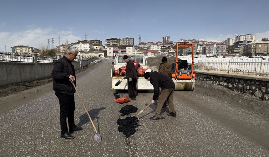Yüksekova'da yol yamama çalışması yapıldı