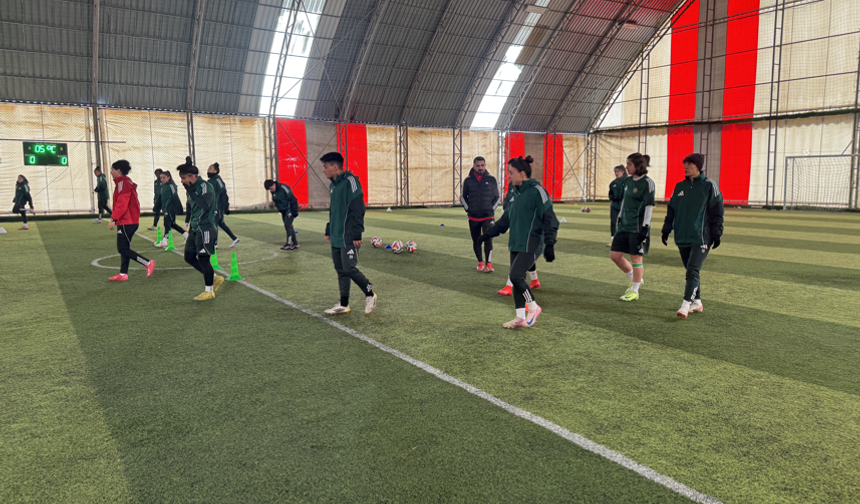 Yüksekovaspor Kadın Futbol Takımı zirveye kilitlendi