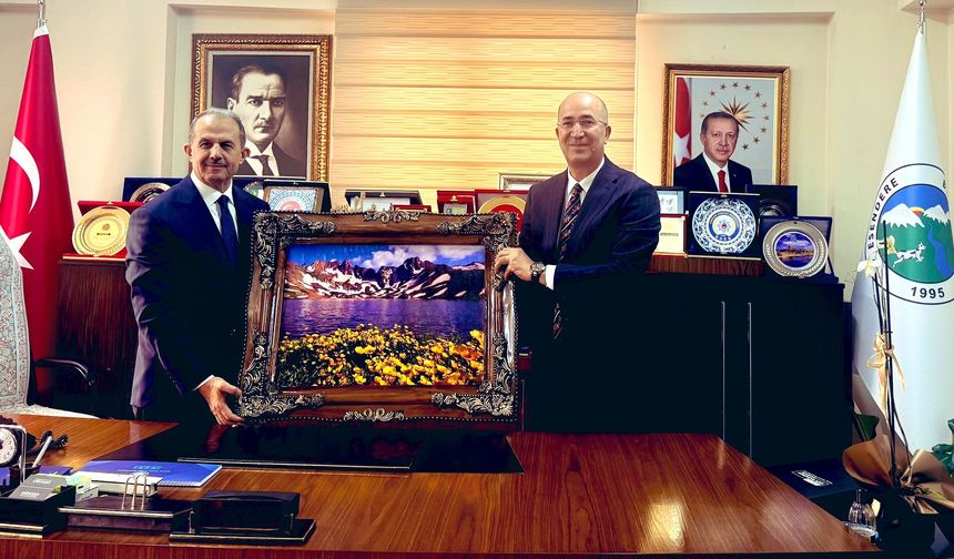 Hakkari Valisi Taşyapan’dan Esendere Belediyesi’ne ziyaret