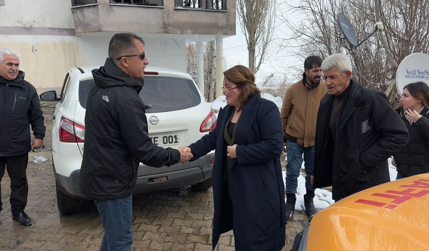 Belediye Eş Başkanından evi yanan aileye ziyaret