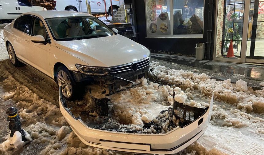 Hakkari’de kar nedeniyle araç hasar gördü