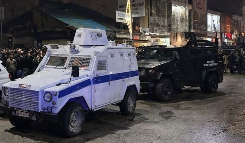 Hakkari'de taşlı sopalı kavga; yaralılar var