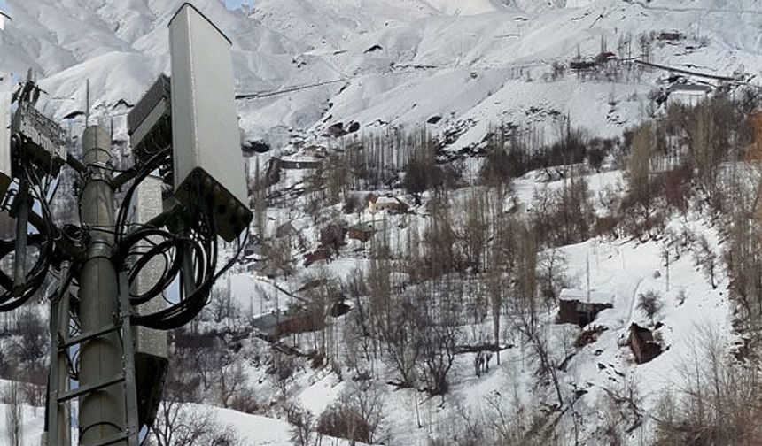 Hakkari’de şebeke alarmı: Bir köy 4 gündür iletişimsiz