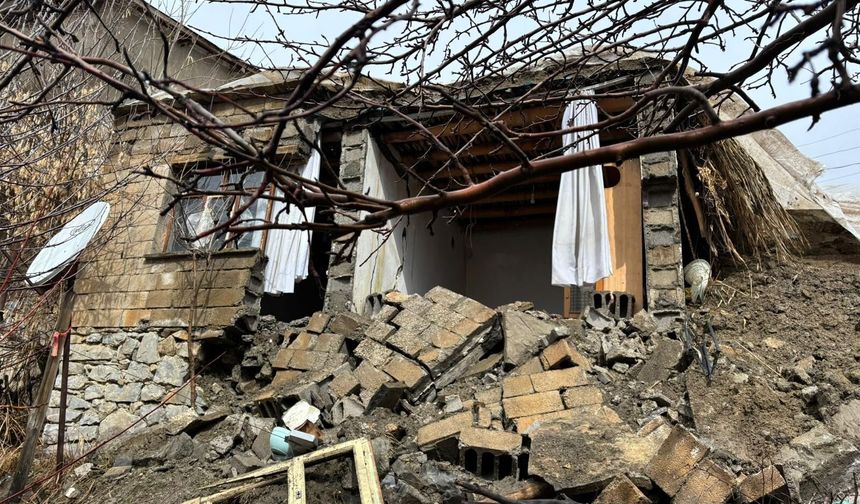 Hakkari’de aşırı yağışlardan dolayı bir ev yıkıldı