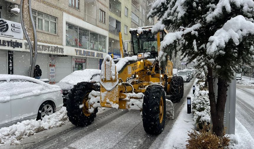 Hakkari'de 82 yerleşim yerinin yolu ulaşıma kapandı