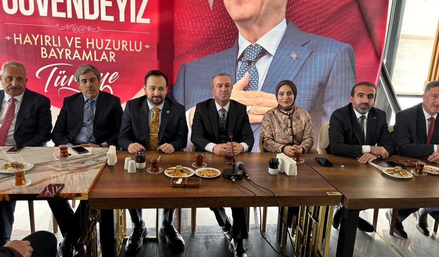AK Parti Hakkari İl Teşkilatı bayramlaşma programı düzenledi
